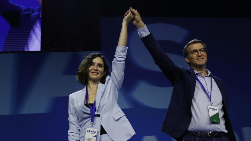 La presidenta del PP de Madrid, Isabel Díaz Ayuso, y el líder del PP, Alberto Núñez Feijóo, en la segunda jornada del Congreso extraordinario del PP de Madrid que se celebra este sábado.