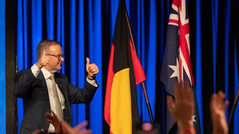El líder de la oposición australiana, Anthony Albanese, hace un gesto mientras baja del escenario durante una recepción después de ganar las elecciones generales de 2022 en Sídney el 21 de mayo de 2022.