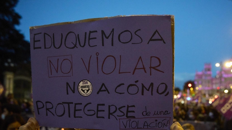 Una persona sostiene una pancarta en una manifestación contra la violencia machista el pasado 25 de noviembre en Madrid.