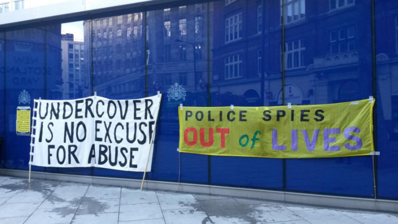 24/05/2022 - Imagen sobre las protestas de SpyCops tomada por una de las víctimas. En los carteles se lee: 'La clandestinidad no es excusa para el abuso.' Y 'los espías de la policía fuera de las vidas'.