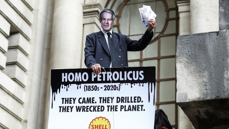 Un activista climático con una máscara que representa al CEO de Shell , Ben van Beurden, asiste a una protesta frente a la sede de la compañía en Londres.