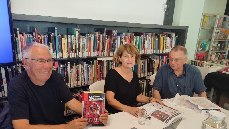 Andy Durgan,  Lourdes Prades i Marià de Delàs, durant la presentació del llibre.