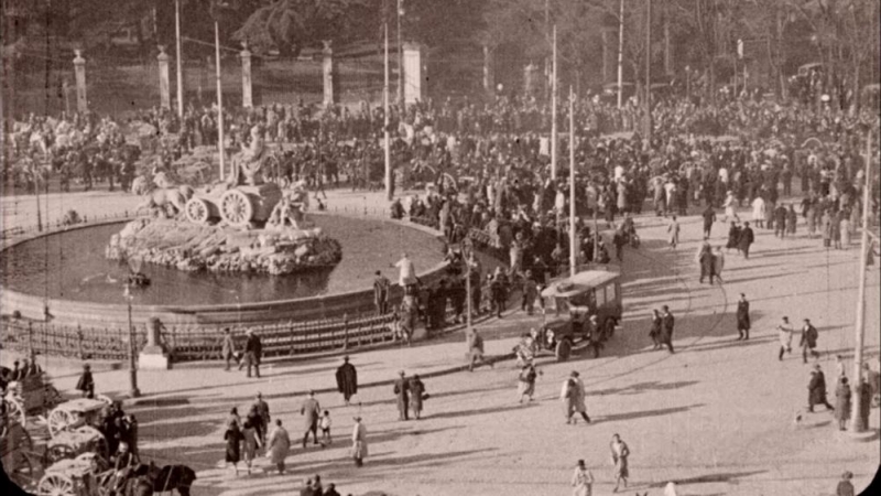 25/05/2022. Ciudadanos madrileños celebran la proclamación de la II República en la plaza de la Cibeles, a 14 de abril de 1931. Imágenes rodadas por Fox Movietone y restauradas por la Filmoteca Española.