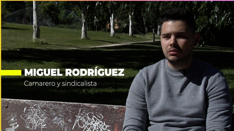 Miguel Rodríguez, camarero y sindicalista, durante la entrevista. En el vídeo, dos camareros explican la precariedad del sector.