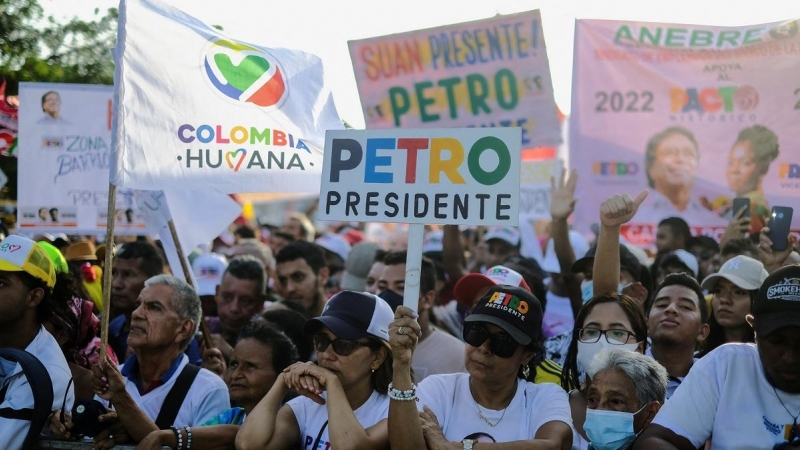 Simpatizantes del candidato presidencial colombiano Gustavo Petro de  durante un mitin de campaña.