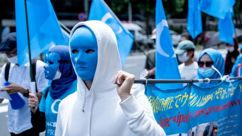 Varios activistas se manifiestan por los derechos de la minoría uyghur de la provincia china de Xinjiang, a 12 de julio de 2020.