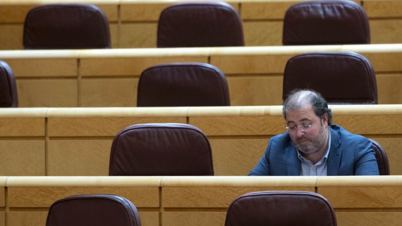 El diputado del PP, Alberto Casero, durante la reunión plenaria de los grupos parlamentarios del Partido Popular, en el Senado, a 27 de mayo de 2022.