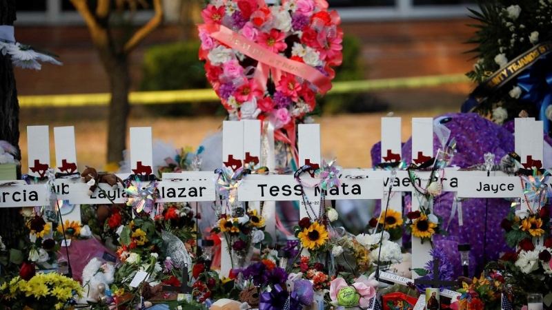 28/05/2022 Flores, velas y fotografías protagonizan el memorial en recuerdo a las víctimas del tiroteo de Texas, cuyos nombres descansan sobre varias cruces blancas en el exterior del Robb Elementary school