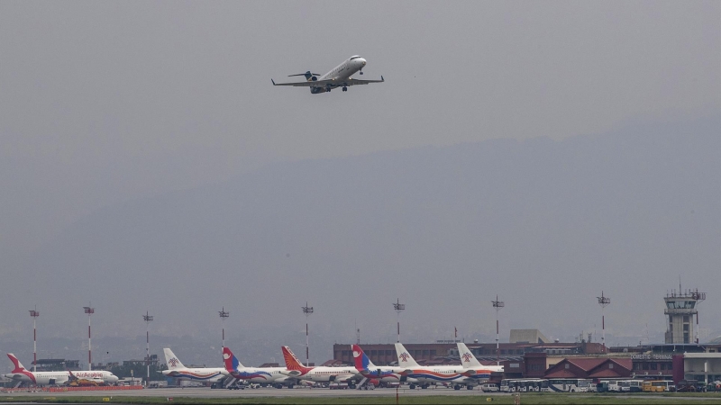 Un vuelo nacional de Yeti Airlines despega del aeropuerto de Katmandú con miembros del equipo de rescate para buscar el avión desaparecido de Tara Air, en el aeropuerto de Katmandú en Katmandú, Nepal, el 29 de mayo de 2022.