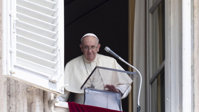 Una imagen proporcionada por los medios del Vaticano muestra al Papa Francisco dirigiendo la oración del Regina Coeli desde la ventana de su oficina en la Ciudad del Vaticano, el 29 de mayo de 2022.