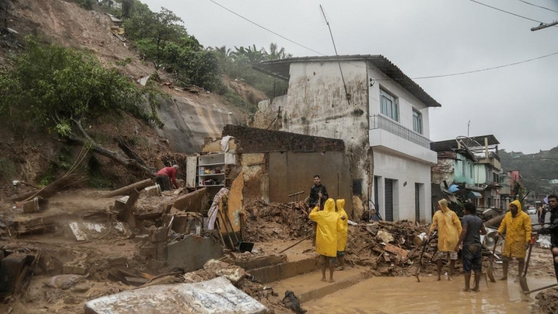 29/05/2022 La gente trabaja en una casa que colapsó a causa de un deslizamiento de tierra causado por las lluvias en Jardim Monte Verde, en Recife, Brasil