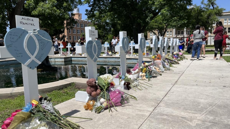 Personas visitan hoy las cruces instaladas en memoria de las 21 víctimas asesinadas el martes en la masacre de la escuela primaria Robb, en la plaza central de Uvalde, Texas (EE.UU).