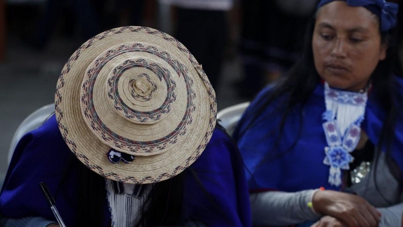 29/05/2022. Miembros de la comunidad indígena Misak asisten a un puesto de votación para ejercer su derecho al voto hoy, durante la jornada de elecciones para elegir presidente de Colombia para el periodo 2022-2026, en el municipio de Silvia, Cauca