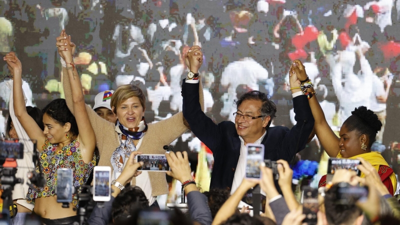 El candidato a la presidencia de Colombia Gustavo Petro (2-d) celebra junto a su esposa Verónica Alcocer (2-i) y su candidata a la vice presidencia Francia Márquez (d).