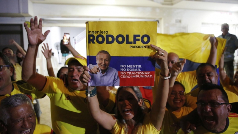 Simpatizantes del candidato presidencial Rodolfo Hernández acuden a la sede de campaña en la noche electoral de este domingo 29 de mayo de 2022.
