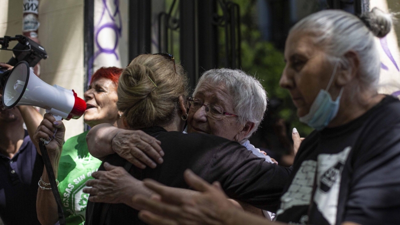 Teresa se abraza con Pepi, una de las inquilinas que fue desahuciada en 2019 tras varios intentos de desalojo en el mismo edificio de la calle Argumosa de Madrid.
