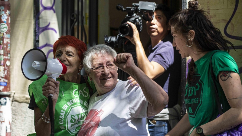 Teresa celebra la paralización de su desahucio en la calle Argumosa de Madrid.
