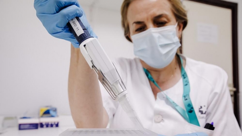 31/05/2022. Una técnico de laboratorio prepara una PCR para el análisis de la viruela del mono, en el Hospital Ramón y Cajal, a 30 de mayo de 2022, en Madrid (España).