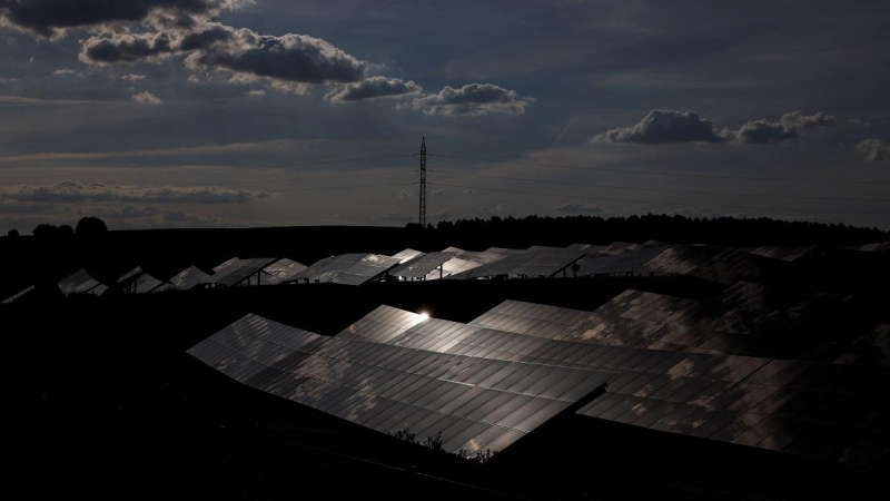 El sol se refleja en un parque de energía solar en Saelices, España.