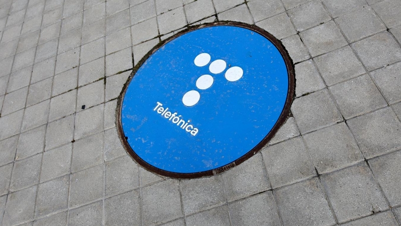 Señal en el suelo en las inmediaciones de la sede de Telefónica, en la zona norte de Madrid. E.P./Jesús Hellín