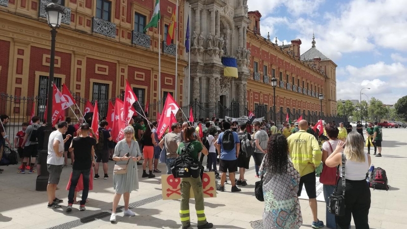 01/06/2022 Manifestantes protestan frente al Palacio de San Telmo para reivindicar sus derechos en Sevilla, a 1 de junio de 2022.