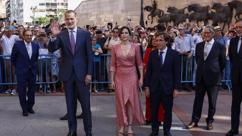 El rey Felipe VI junto a Isabel Díaz Ayuso y José Luis Martínez-Almeida a la entrada de la plaza de toros de Las Ventas (Madrid), este 1 de junio de 2022.