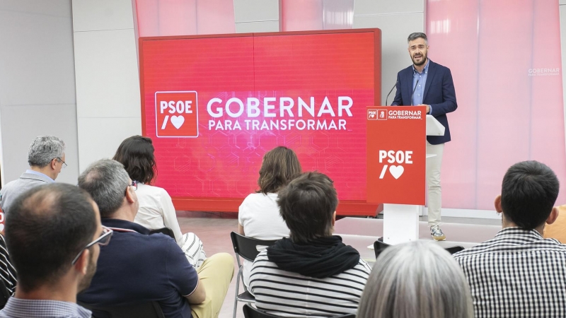 Felipe Sicilia, portavoz de la dirección del PSOE, presenta la página web de la campaña 'Gobernar para transformar' en la sede de Ferraz.