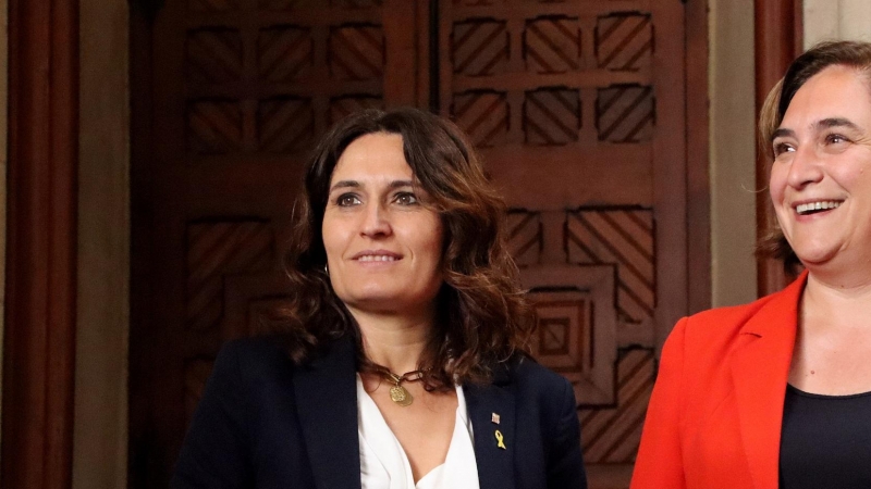 La consellera de la Presidència, Laura Vilagrà, i l'alcaldessa de Barcelona, Ada Colau, a l'Ajuntament.