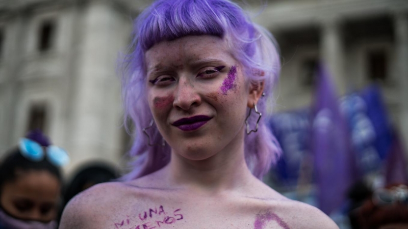 03/06/2022 - Imagen de archivo de una mujer en la manifestación del día de la mujer de 2021 en Buenos Aires, (Argentina).