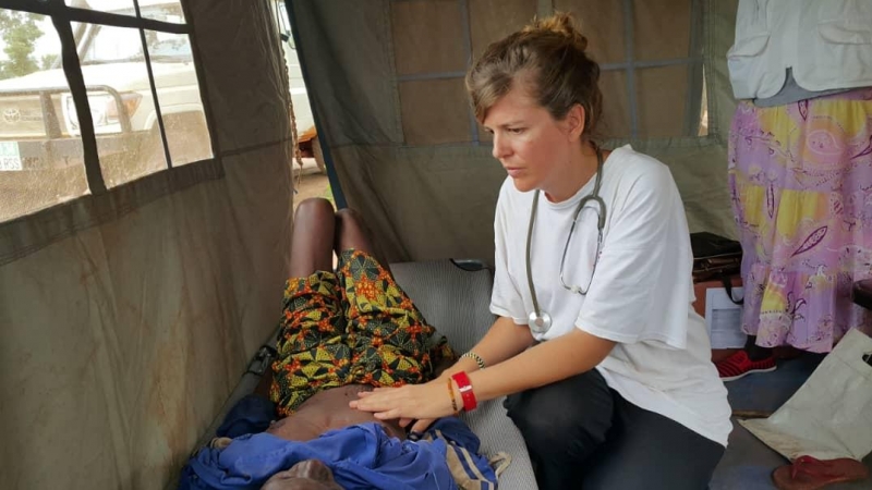 La entrevistada Dra. Laura Moretó, medico de MSF, atendiendo a un niño con tuberculosis en Sudán del Sur.