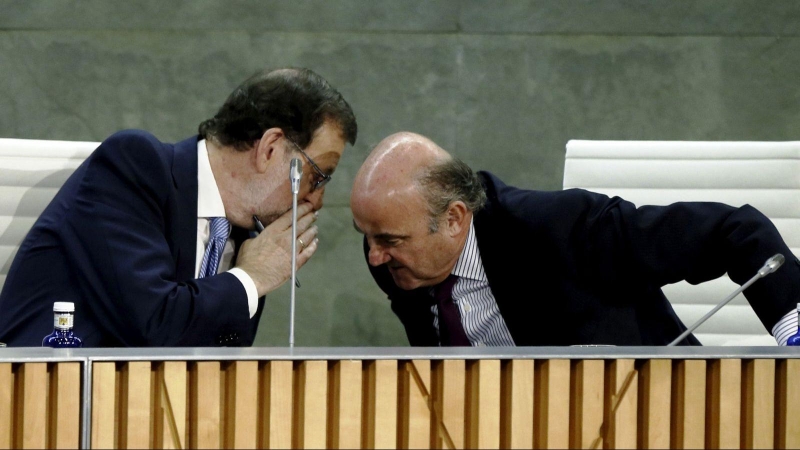Fotografía de septiembre de 2016, del entonces presidente del Gobierno en funciones, Mariano Rajoy, con el ministro de Economía en funciones, Luis de Guindos (actualmente vicepresidente del BCE), en un acto en Madrid. EFE