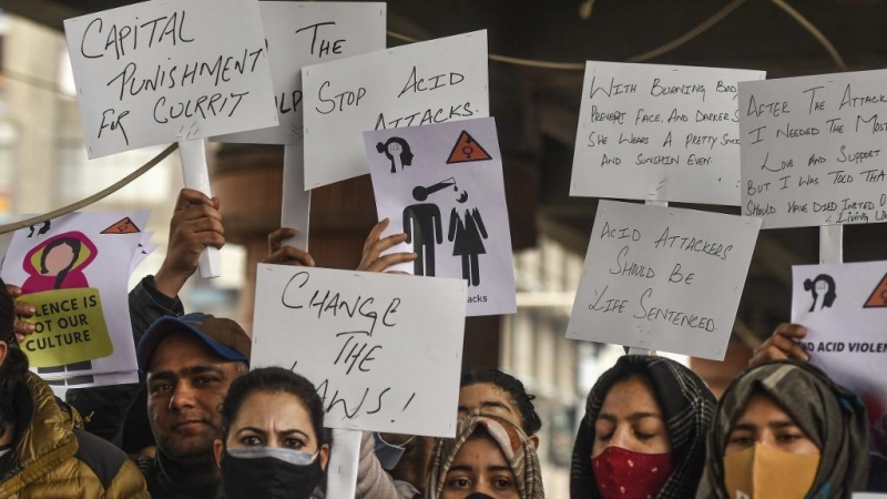 Activistas sociales se reúnen con pancartas durante una protesta contra un ataque con ácido a una niña en Srinagar el 2 de febrero de 2022.