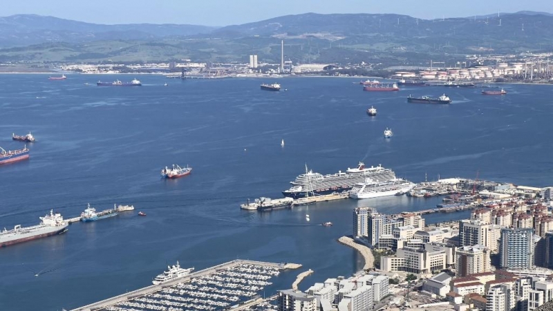 Los cruceros están aatracados en el puerto visto desde el Peñón de Gibraltar, el 5 de mayo de 2022.