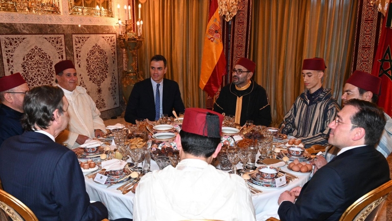 El presidente del Gobierno, Pedro Sánchez, durante la cena ofrecida por el rey de Marruecos, Mohamed VI, el pasado 7 de abril en Rabat.