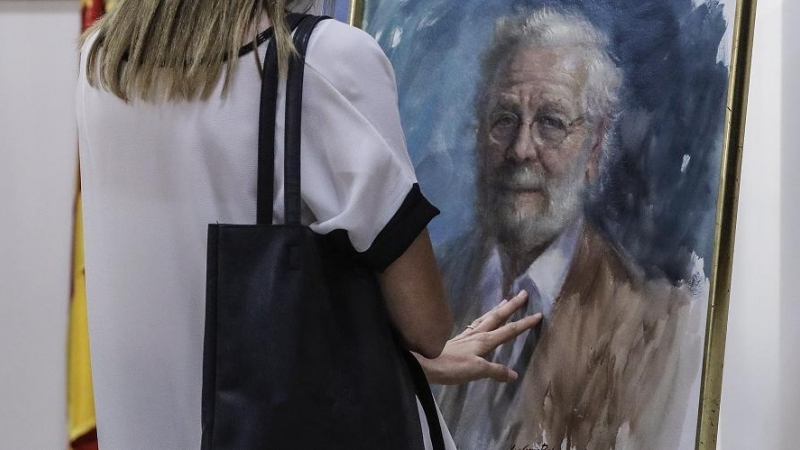 06/06/2022-Una mujer observa un cuadro de Luis García Berlanga del pintor Alex Alemany durante un acto de homenaje al cineasta en el Consejo de Cultura de Valencia, a 21 de septiembre de 2021, en Valencia, País Valencià
