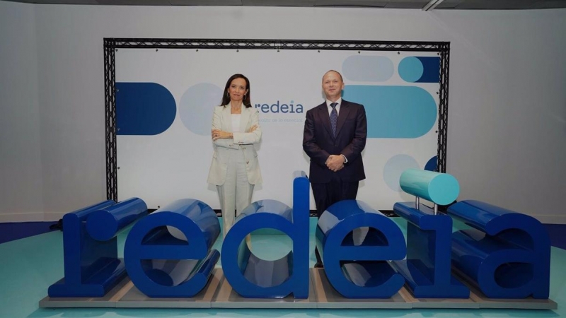 La presidenta de Red Eléctrica(que ahora pasa a denominarse Redeia), Beatriz Corredor, y el consejero delegado, Roberto G. Merino, con el nuevo logo de la compañía.