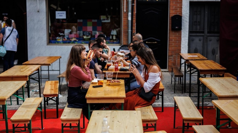 07/06/2022 Varios jóvenes beben cerveza y comen algo, en la terraza de un bar, durante la Feria Medieval de El Álamo, a 30 de abril de 2022, en El Álamo, Madrid.