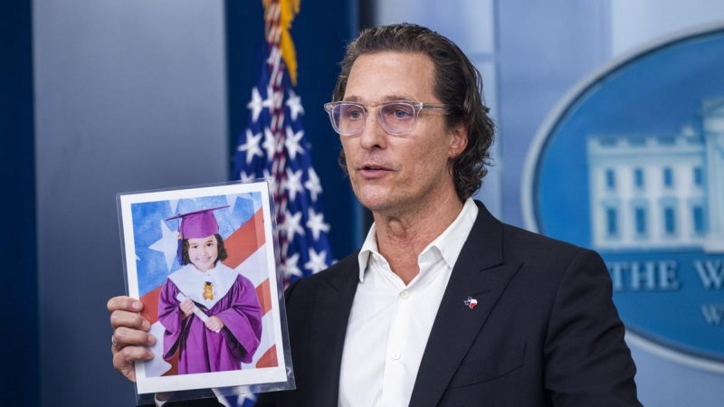 El actor estadounidense Matthew McConaughey sostiene una foto de la víctima del tiroteo de Uvalde, Alithia Ramírez, mientras pide la responsabilidad con las armas en la Sala de Prensa de la Casa Blanca.