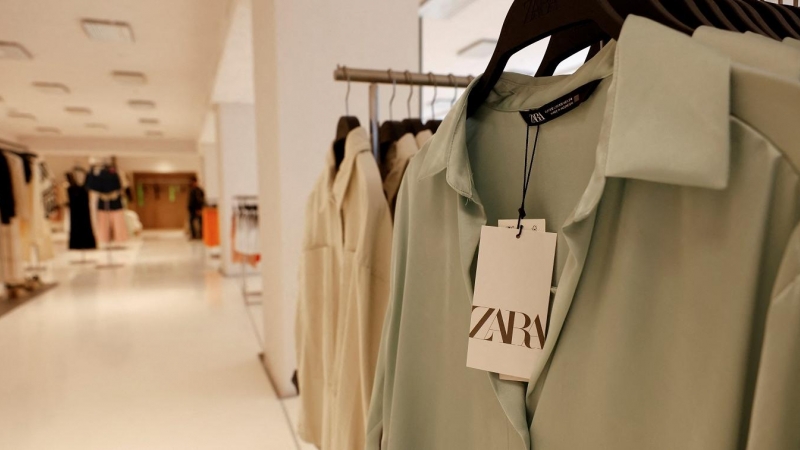 Prendas de Zara, la principal enseña del gigante textil Inditex, en una de sus principales tiendas en Madrid. REUTERS/Juan Medina