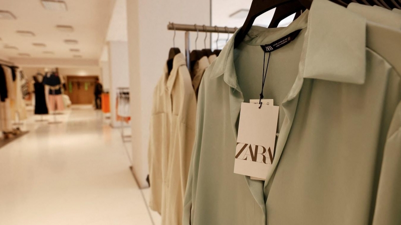 Prendas de Zara, la principal enseña del gigante textil Inditex, en una de sus principales tiendas en Madrid. REUTERS/Juan Medina