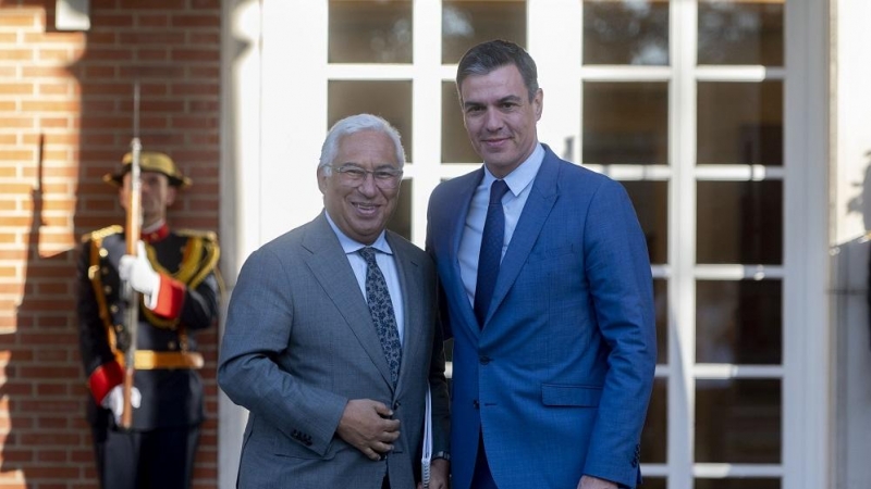 08/06/2022. El presidente del Gobierno, Pedro Sánchez, y el primer ministro de la República de Portugal, Antonio Costa, posan a su llegada a un encuentro de trabajo en el Complejo de la Moncloa, a 26 de mayo de 2022, en Madrid (España).