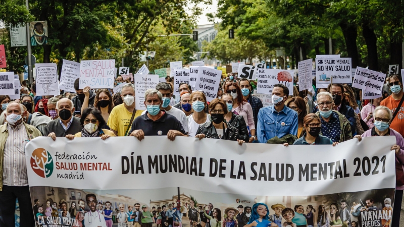 Cabecera de una marcha con motivo del Día Mundial de la Salud Mental, a 10 de octubre de 2021, en Madrid (España).