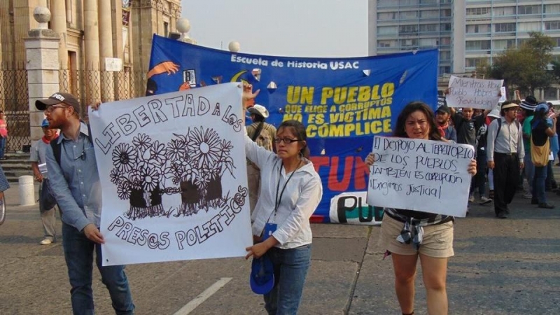 Ana Lucía Ixchiú Hernández en una manifestación antiminera en Guatemala