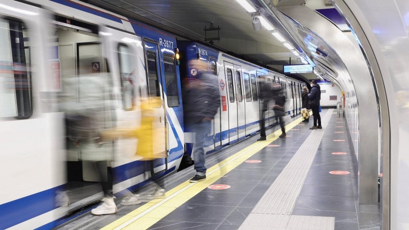 Varias personas entran en los vagones en la estación de Metro de Gran Vía, de Madrid. E.P./Eduardo Parra