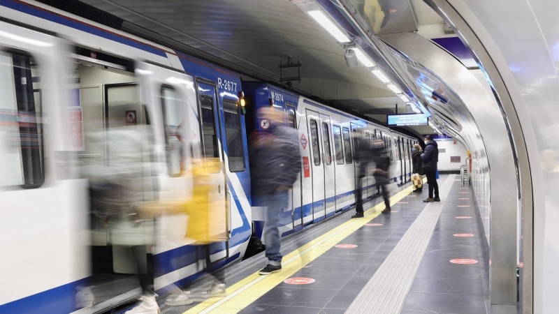 Varias personas entran en los vagones en la estación de Metro de Gran Vía, de Madrid. E.P./Eduardo Parra