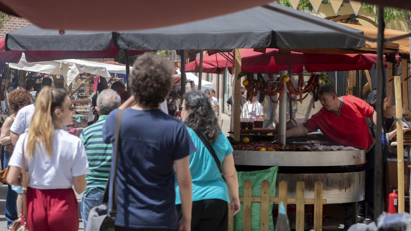 Varias personas pasean por los puestos en el Mercado medieval de Mejorada del Campo, a 21 de mayo de 2022, en Mejorada del Campo, Madrid (España).