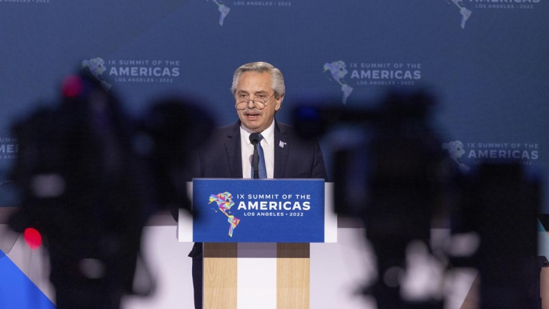 10/06/2022 - Imagen cedida por la Presidencia de Argentina del mandatario, Alberto Fernández, durante un discurso en la IX Cumbre de las Américas, en Los Ángeles (Estados Unidos).