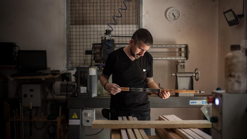 Esteve Mata en su taller de Centelles (Osona), donde desde 2014 elabora tacos de billar.