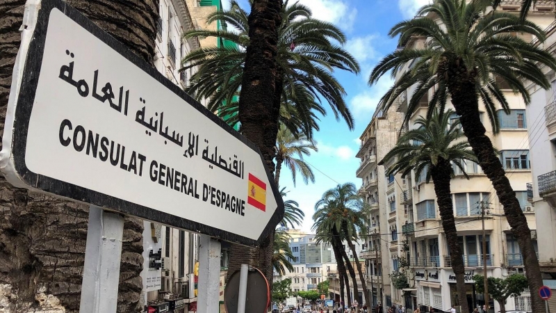 Una señal dirigiendo hacia el Consulado de España en Argel, la capital de Argelia. REUTERS/Ramzi Boudina