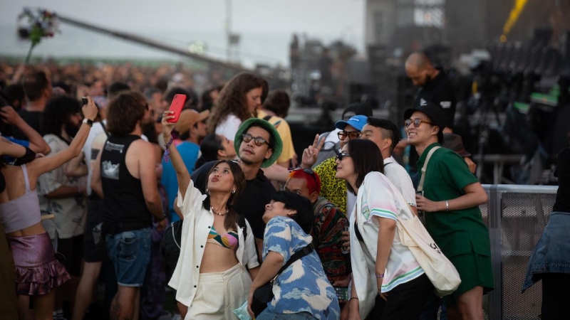Un grupo de personas durante la cuarta jornada del Festival Primavera Sound Barcelona, en Sant Adriá de Besòs, a 9 de junio de 2022, en Barcelona.